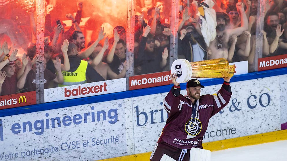 Krönung einer brillanten Saison: Servettes Goalie Robert Mayer feiert mit dem Meisterpokal. Nun wurde er als MVP der Playoffs und bester Goalie der Saison ausgezeichnet