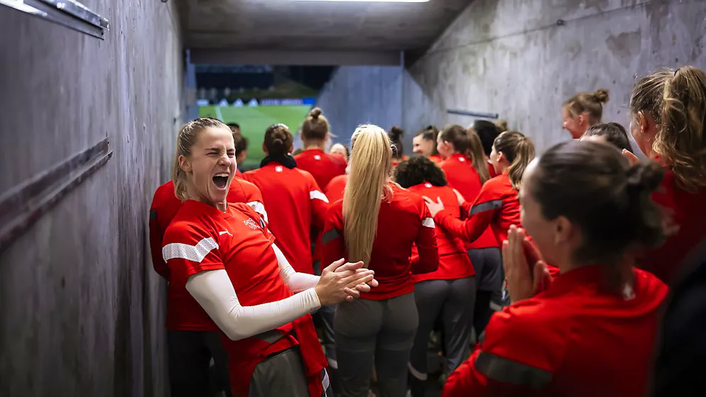 Japanische Vorbilder und neuseeländischer Geist - Gallery. Die Vorfreude bei Ana Maria Crnogorcevic, Alisha Lehmann und Geraldine Reuteler ist gross.
