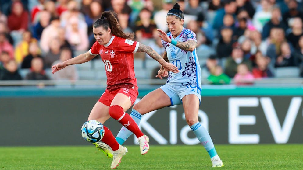 Ramona Bachmann im Zweikampf gegen Jennifer Hermoso.