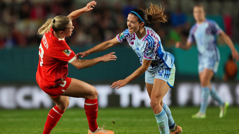 Harte Zweikämpfe sind in der zweiten Halbzeit zu beobachten.