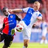 FC Basel Stuermer Thierno Barry gegen Grasshopper Club Zuerich Mittelfeldspieler Kristers Tobers waehrend dem Fussball Meisterschaftsspiel der Super League zwischen dem Grasshopper Club Zuerich und dem FC Basel, am Sonntag, 6. August 2023, in Zuerich. (KEYSTONE/Patrick B. Kraemer)