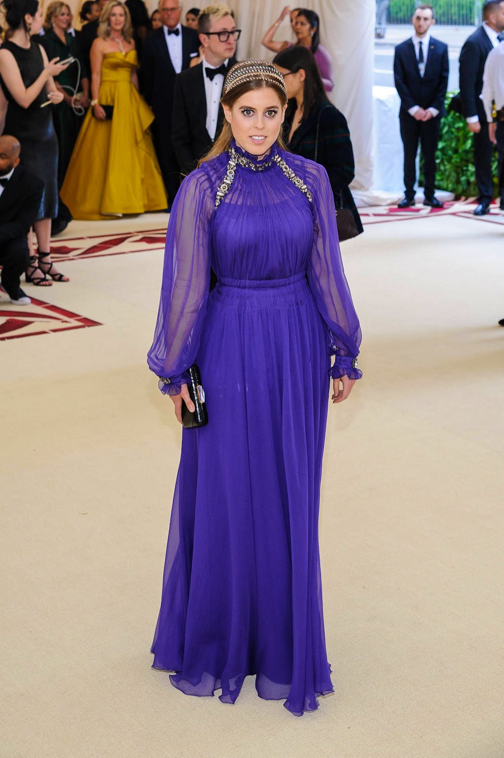 Beatrice of York - Style-Check. Royaler geht kaum: Beatrice setzte an der MET-Gala 2018 auf die königliche Farbe Lila, Stehkragen und Empire-Taille.  