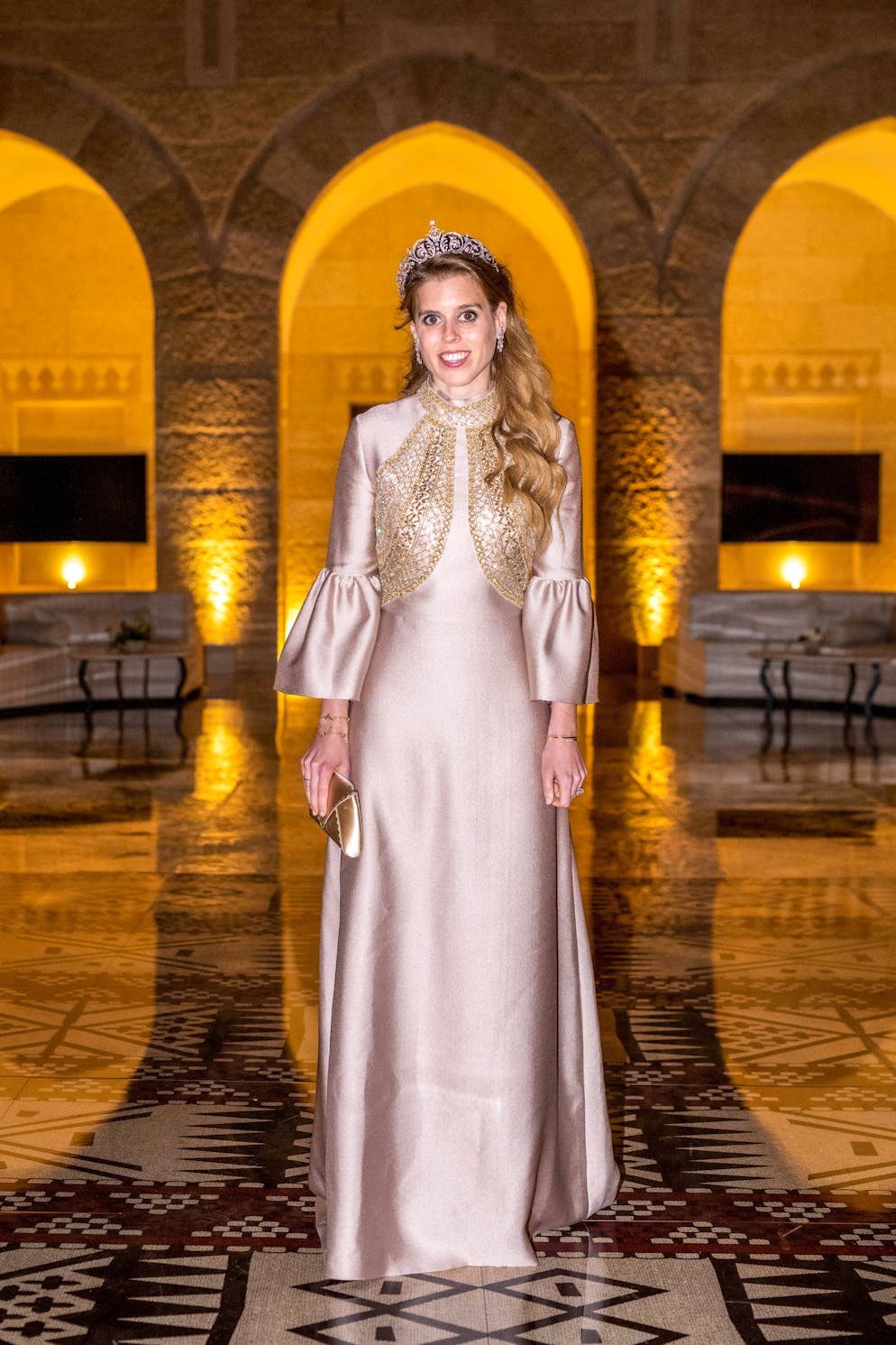 Beatrice of York - Style-Check. Prinzessin Beatrice von York legte an der Hochzeit von Rajwa Al Saif und Prinz Hussein von Jordanien ein «Wow-Dress» an den Tag und sah in der Seiden-Kreation mit goldenen Stickereien im Brust-Bereich von Reem Acra bezaubernd aus. Dazu gab es eine Tiara von Mama Sarah Ferguson. Das mit Diamanten besetzte Stück schenkte ihr Königin Elizabeth zu ihrer Hochzeit.