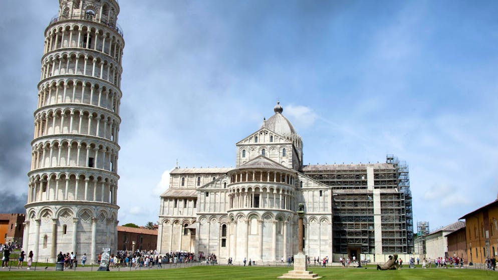 Nuovo caso di deturpamento. Una turista incide cuore e iniziali sulla Torre di Pisa