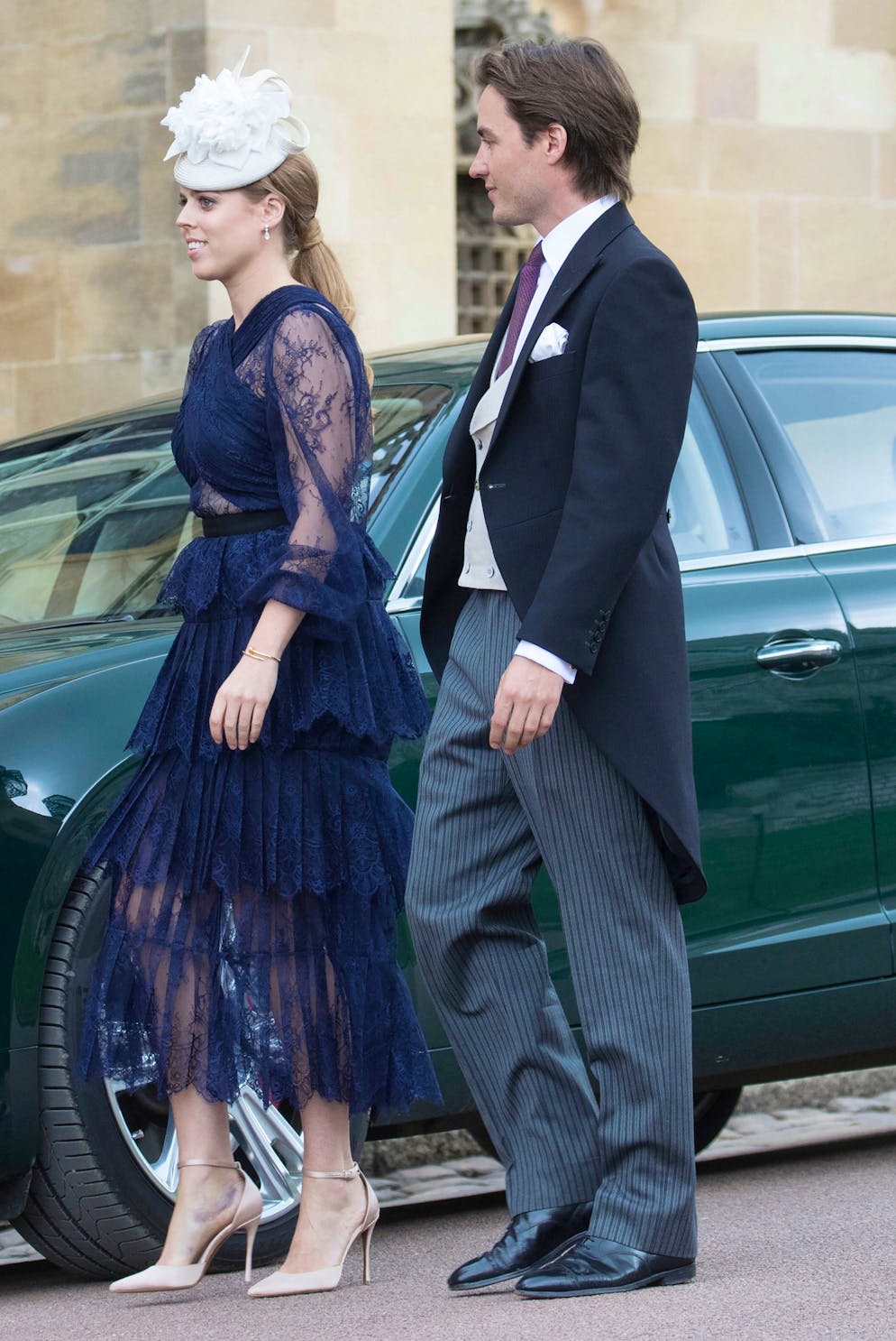 Beatrice of York - Style-Check. Spitze ist in diesem Look von Self-Portrait modern umgesetzt und spielt durch die Wickeloptik des Unterstoffes mit Cut-out-Momenten im Taillen- und Dekolleteebereich.