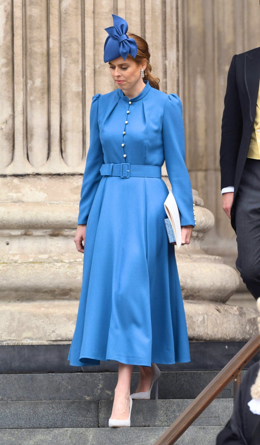 Beatrice of York - Style-Check. An Thanksgiving 2022 setzt die Prinzessin auf ein Mantelkleid, das aus Kates Garderobe stammen könnte. Clean, an der Taille betont und sehr elegant für den Dankgottesdienst.