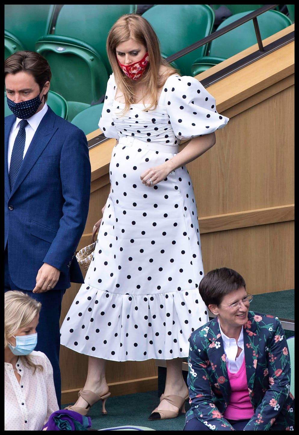 Beatrice of York - Style-Check. Und auch mit Babybauch punktet sie, hier mit Polkadots. Sie trägt ein Modell mit gerafftem Dekolletee und Puffärmeln von Self-Portrait.