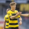 YBs Lukasz Lakomy, links, gratuliert YBs Fabian Rieder zu seinem Tor zum 3-1 im Super League Spiel zwischen dem BSC Young Boys Bern und dem FC Winterthur, am Samstag, 5. August 2023 im Stadion Wankdorf in Bern. (KEYSTONE/Peter Klaunzer)