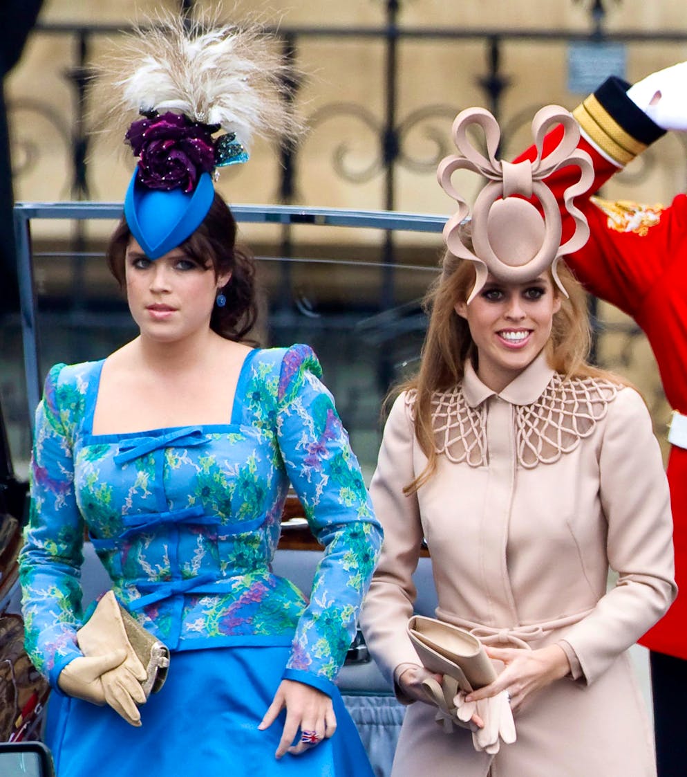 Beatrice of York - Style-Check. Ein Outfit, das auch nach 12 Jahren immer noch für Gesprächsstoff sorgt, ist dieses Mantelkleid mit passender Kopfbedeckung, die einige an eine Brezel erinnert.