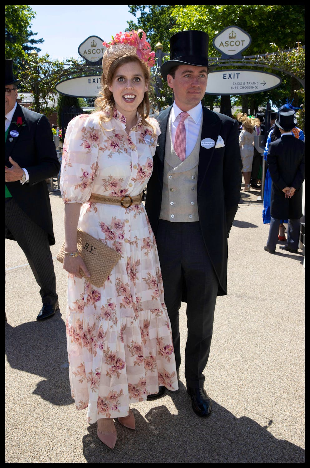 Beatrice of York - Style-Check. Und auch hier war die Wahl des richtigen Labels essenziell: Zimmermann setzt florale Prints in dessen Designs auf eine stilvolle Art und Weise um. Das Kleid betont Beatrices Taille und ist darum perfekt für sie. Dazu stylte sie Nudefarbene Pumps und Accessoires aus Bast: eine Clutch mit ihren Initialien und eine Kopfbedeckung mit Blumen. 
