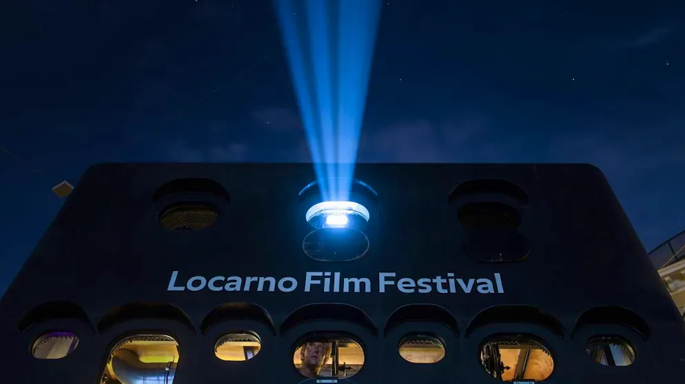 Con il ritorno del clima estivo per la seconda settimana, il numero di spettatori nell’emblematica piazza del festival è però destinato ad aumentare 