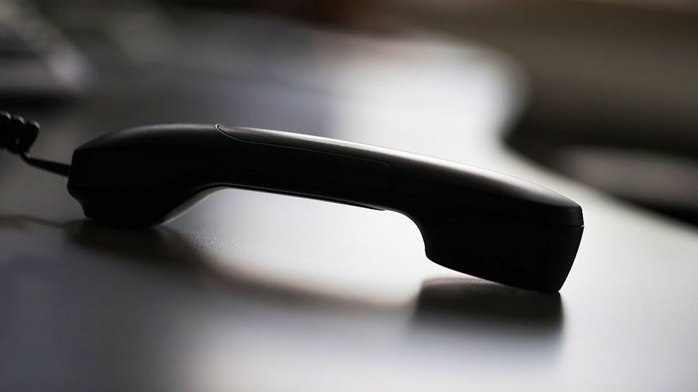 Die 80-jährige Frau hatte Anrufe von angeblichen Polizisten erhalten. (Symbolbild)