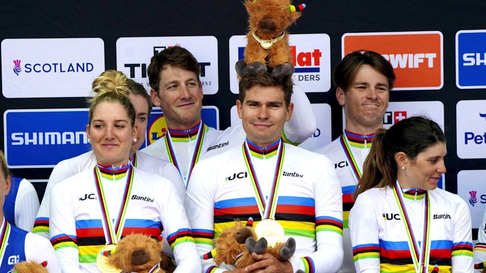 Die Schweizer Stefan Bissegger, Stefan Küng, Mauro Schmid, Elise Chabbey, Nicole Koller und Marlen Reusser feiern auf dem Podest in Glasgow ihren Sieg im Mixed-Teamzeitfahren