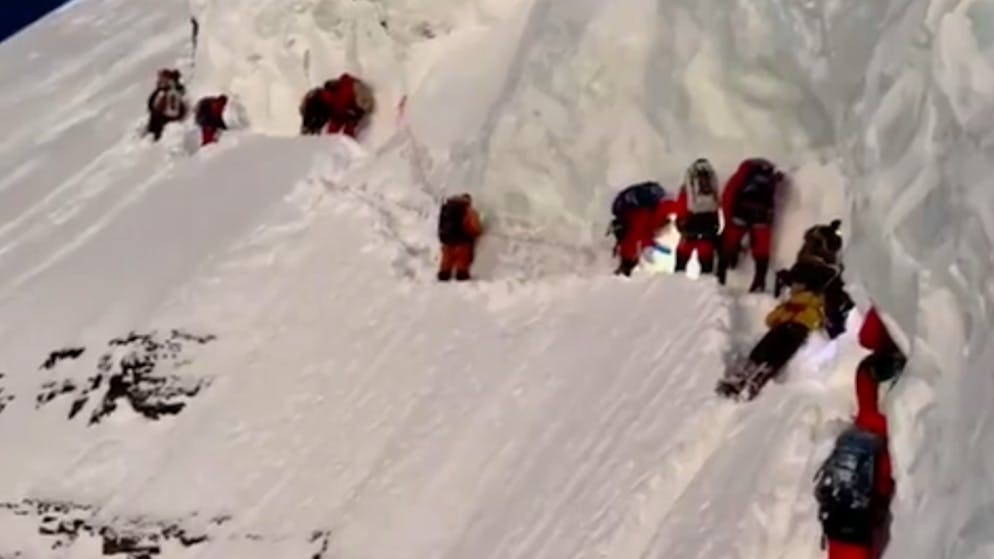 «Er ist dort elendig verreckt». 50 Bergsteiger klettern über sterbenden Mann auf dem K2