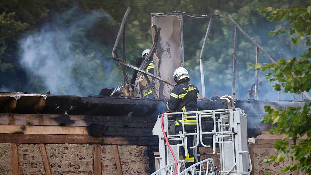 Feuerwehrleute arbeiten an der Unglücksstelle. Foto: Philipp von Ditfurth/dpa