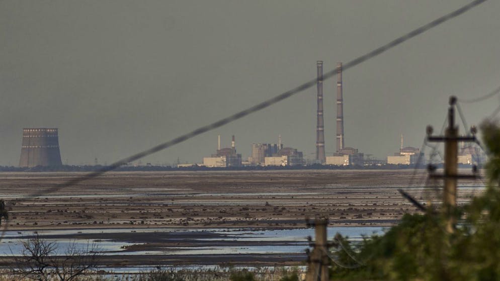 La società statale ucraina per l'energia nucleare Energoatom teme un guasto delle apparecchiature principali del reattore dell'unità 4 della centrale di Zaporizhzhia (sullo sfondo nell'immagine d'archivio del 25 luglio scorso).