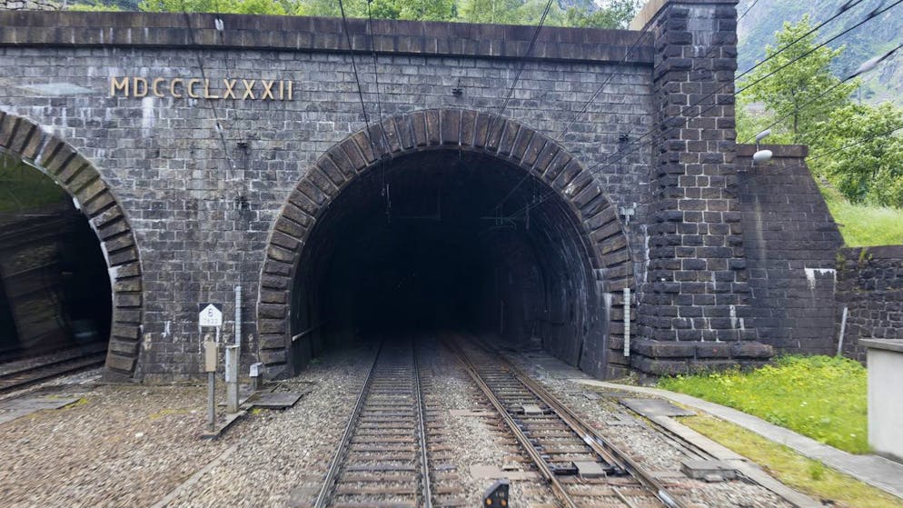 Gravi danni. Treno deragliato nel Gottardo, disagi ferroviari fino al 16 agosto