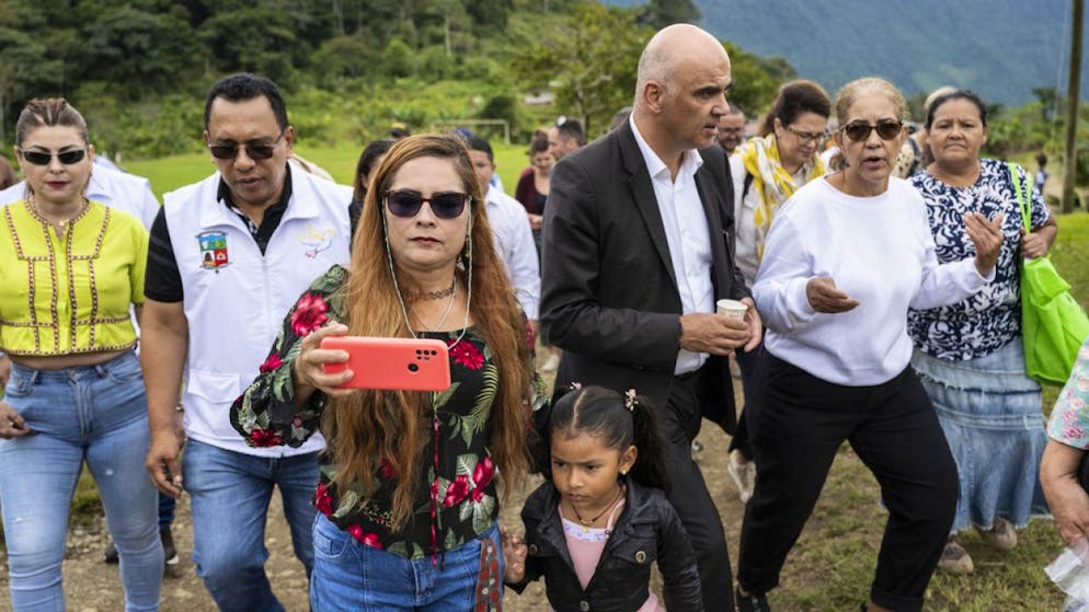 Die Wiedereingliederung ehemaliger Kämpferinnen und Kämpfer der Guerilla-Organisation Farc in Kolumbien macht Fortschritte. Bundespräsident Alain Berset hat sich bei seinem Besuch in einem Wiedereingliederungsraum in Dabeiba am Mittwoch beeindruckt gezeigt.
