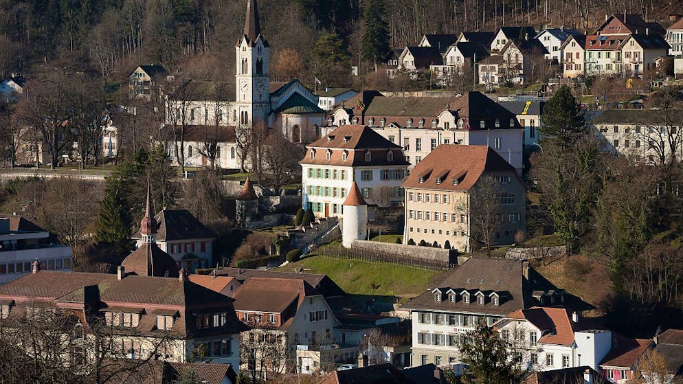 Blick auf Moutier mit dem Statthalteramt, dem Regionalgericht, dem Gefängnis und der reformierten Kirche in der Bildmitte. (Archivbild)