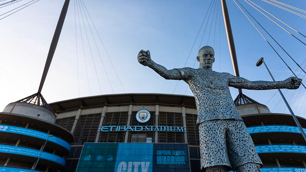 Tres suizos y sus nuevos retos - Galería.  El entrenador Vincent Kompany tiene una estatua fuera del estadio del Manchester City