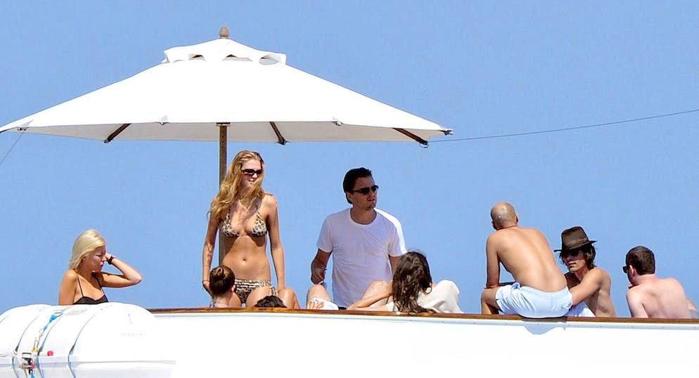 DiCap.  L'attore si gode le vacanze sugli yacht da maggio in compagnia di modelle famose.  È anche consuetudine farlo: questa foto risale al 2009.