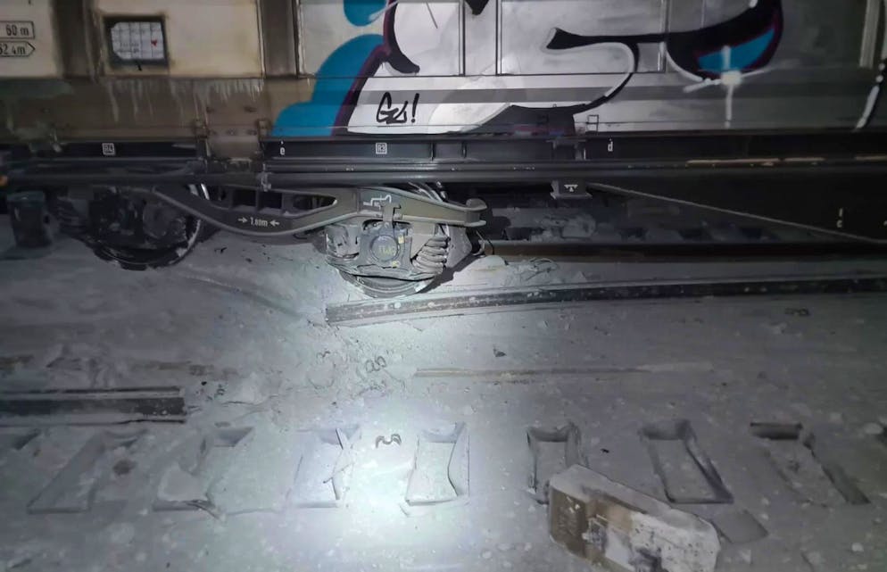 Deragliamento al San Gottardo, treni viaggiatori fermi fino giovedì. I vagoni merci deragliati hanno danneggiato gravemente rotaie e traversine.