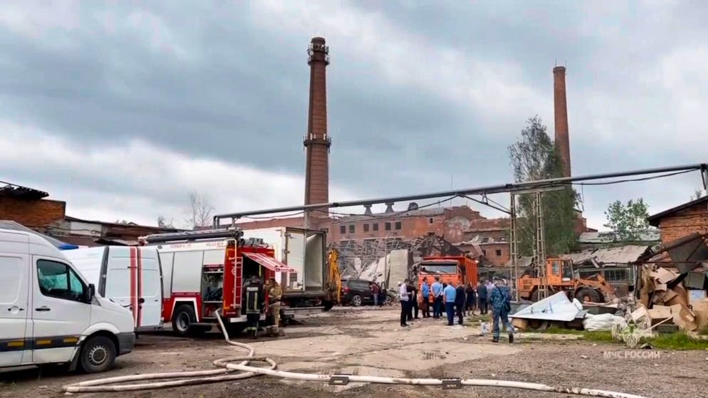 HANDOUT - Eine heftige Explosion in der Stadt Sergijew Possad nordöstlich von Moskau hat dieses Fabrikgeländer zerstört und Menschenleben gefordert. Foto: Uncredited/Russian Emergency Ministry Press Service/AP/dpa - ACHTUNG: Nur zur redaktionellen Verwendung und nur mit vollständiger Nennung des vorstehenden Credits