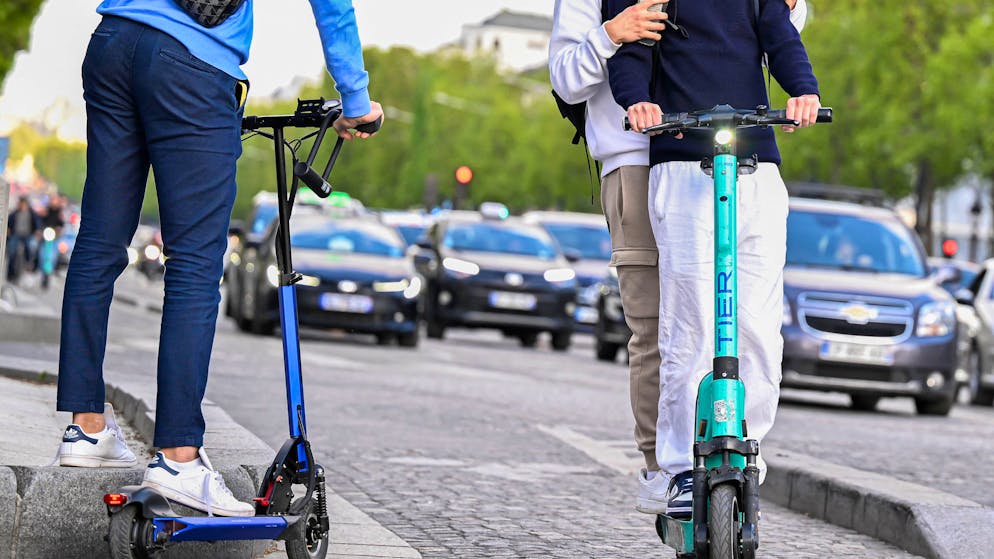 Helm- und Ausweispflicht drohen. Bund knüpft sich die E-Scooter-Fahrer vor