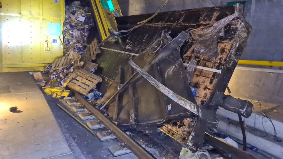 Deragliamento al San Gottardo, treni viaggiatori fermi fino giovedì. La porta tagliafuoco danneggiata dal treno merci