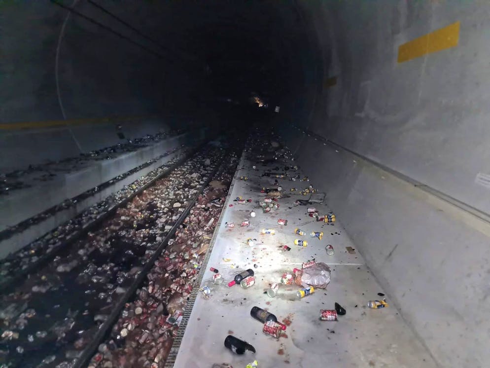 Deragliamento al San Gottardo, treni viaggiatori fermi fino giovedì. L'intero carico del treno deragliato è sparso sui binari e sulle rampe.