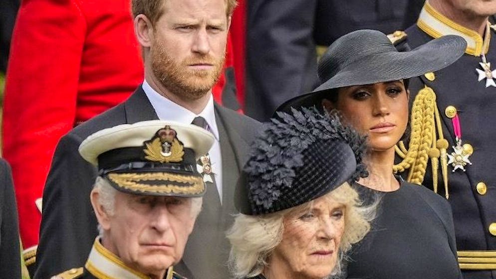 Molto diverso dalla Regina. Carlo con Harry e Meghan sarebbe «spietato»