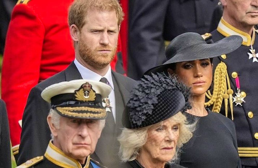 Qui il principe Harry e la duchessa Meghan dietro re Carlo e la regina Camilla ai funerali di Elisabetta II.