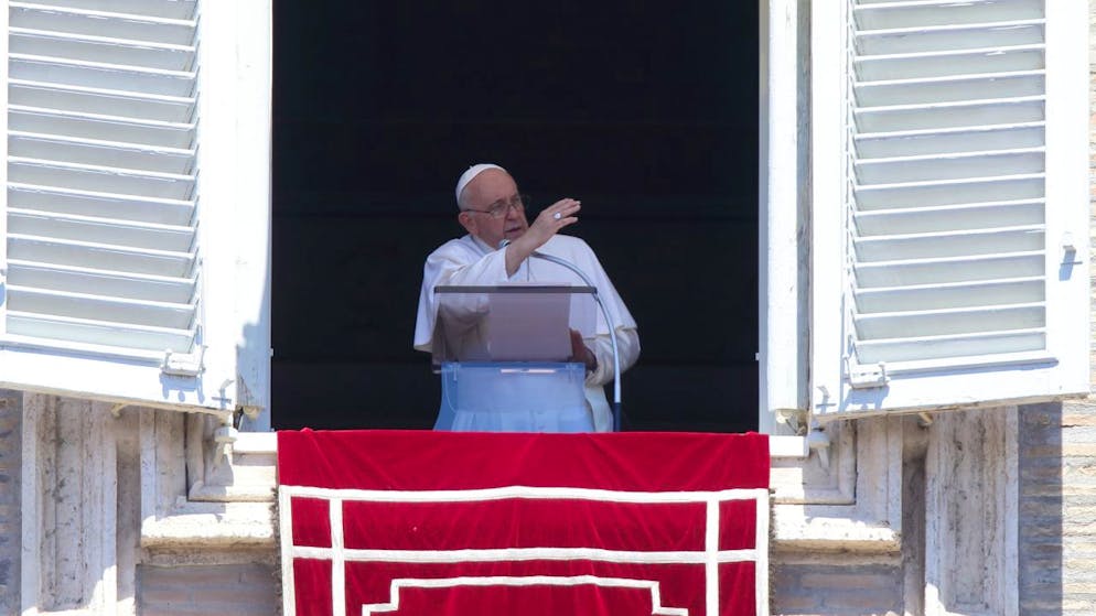 Papst Franziskus segnet die Gläubigen während des Angelusgebets auf dem Petersplatz. Angesichts wiederholter Bootsunglücke im Mittelmeer mit toten Migranten empfindet Papst Franziskus «Schmerz und Scham». Foto: Evandro Inetti/ZUMA Press Wire/dpa