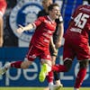 Winterthurs Matteo Di Giusto, Mitte, jubelt nach seinem 1:1 Tor im Fussball Meisterschaftsspiel der Super League zwischen dem FC Winterthur und dem Grasshopper Club Zuerich im Stadion Schuetzenwiese, am Samstag, 12. August 2023 in Winterthur. (KEYSTONE/Ennio Leanza)