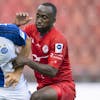 GCs Giotto Morandi, links, spielt um den Ball mit Winterthurs Souleymane Diaby, rechts, im Fussball Meisterschaftsspiel der Super League zwischen dem Grasshopper Club Zuerich und dem FC Winterthur im Letzigrund, am Sonntag, 4. September 2022 in Zuerich. (KEYSTONE/Ennio Leanza)