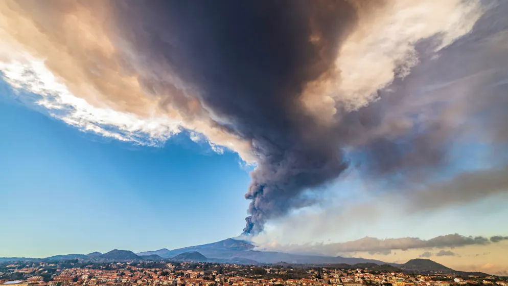 Large ash cloud. Catania airport at a standstill due to eruption of Mount Etna