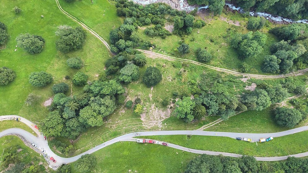 Ein 21-jähriger Strassenbauarbeiter stürzte mit einem Muldenkipper einen steilen Abhang hinunter und verletzte sich so schwer, dass er noch auf der Unfallstelle starb.