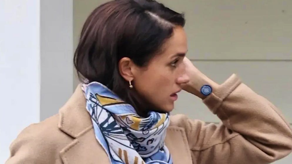 Merkwürdiger Patch am Handgelenk. Meghans nicht ganz unbewusste Message