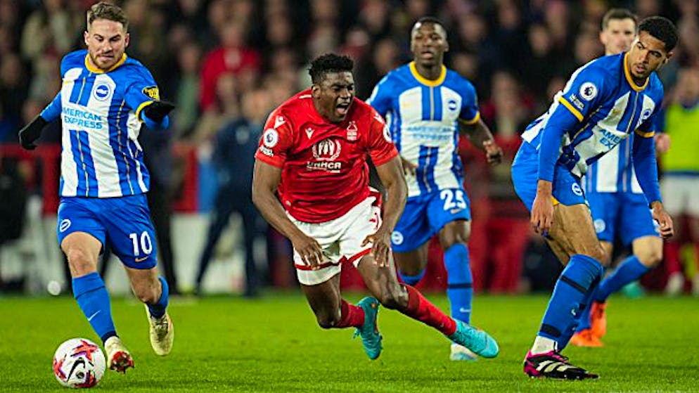 Moisés Caicedo, al centro in secondo piano, a Liverpool avrebbe ritrovato l'ex compagno di squadra argentino Alexis Mac Allister, sinistra, invece al Chelsea rivedrà Levi Colwill, destra, il quale è rientrato a Londra dopo una stagione passata in prestito al Brighton.