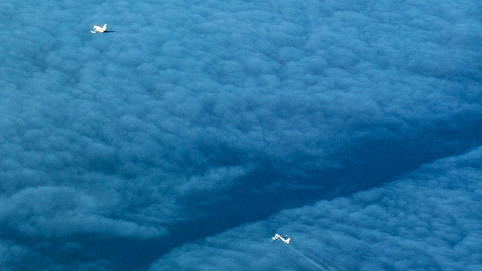 Ein russischer Marine-Aufklärer vom Typ Tupolev Tu-142 wird von einer Typhoon der Royal Air Force eskortiert.