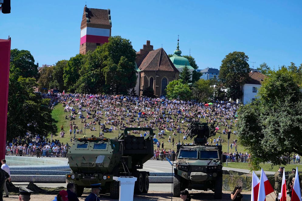Die Militärparade in Warschau zieht zahlreiche Zuschauer*innen an.