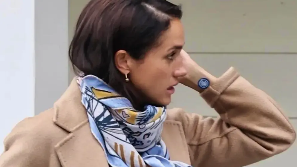 Étrange patch au poignet. Le message de Meghan, pas tout à fait inconscient