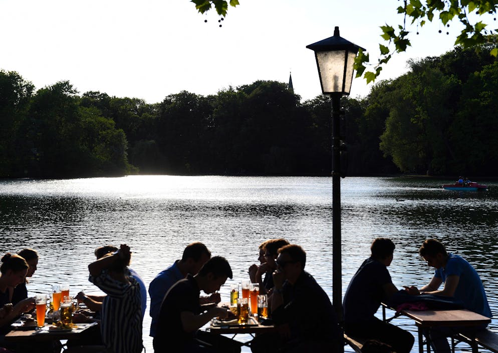 Gäste eines Restaurants am Kleinhesseloher See in München. (Symbolbild)
