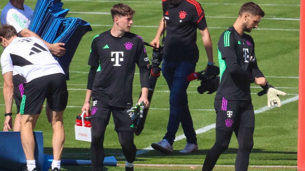 Max Schmitt (mitte) und Sven Ulreich (rechts) bilden derzeit das Goalie-Duo der Bayern.