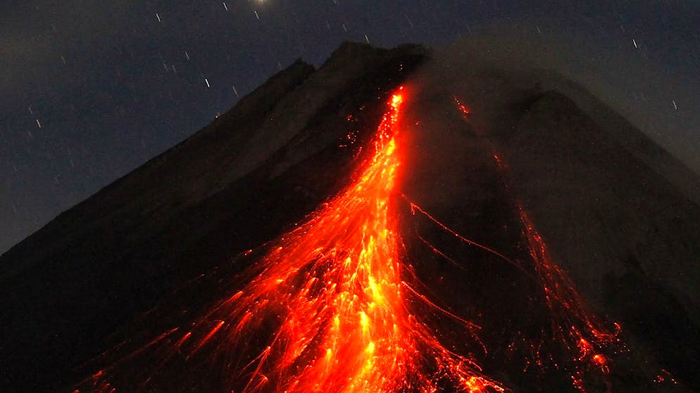 Der Berg Merapi spuckt vulkanisches Material aus, gesehen vom Dorf Tunggul Arum, Sleman, Yogyakarta. Foto: Angga Budhiyanto/ZUMA Press Wire/dpa
