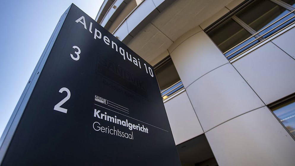 Am Kriminalgericht in Luzern muss sich ein Retner wegen Betrugs verantworten. (Symbolbild)