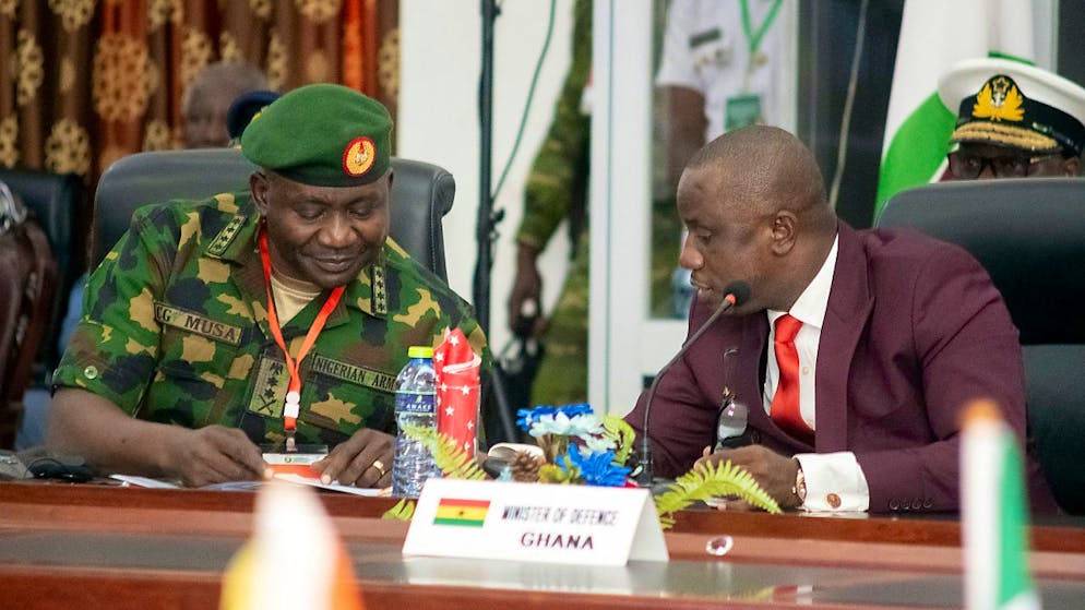 Dominic Aduna Bingab Nitiwu (r), Verteidigungsminister von Ghana, spricht mit Christopher Gwabin Musa, Generalstabschef von Nigeria, während der außerordentlichen Sitzung des ECOWAS-Ausschusses der Chefs des Verteidigungsstabs. Foto: Richard Eshun Nanaresh/AP/dpa