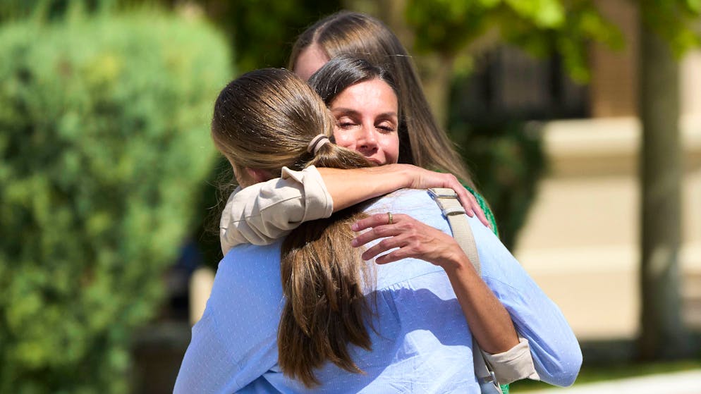 Happy Birthday, Leonor von Spanien. Letizia umarmte ihre 17-jährige Tochter. Leonor wird in der Akademie in allen drei Waffengattungen ausgebildet: Heer, Marine und Luftwaffe.