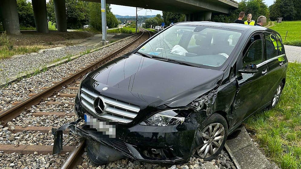 Das Auto des Unfalllenkers landete nach der Kollision auf dem neben der Strasse verlaufenden Bahngleis.