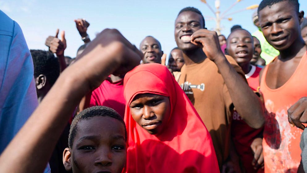 Junge Nigrer versammeln sich in der Hauptstadt Niamey. Foto: Sam Mednick/AP/dpa